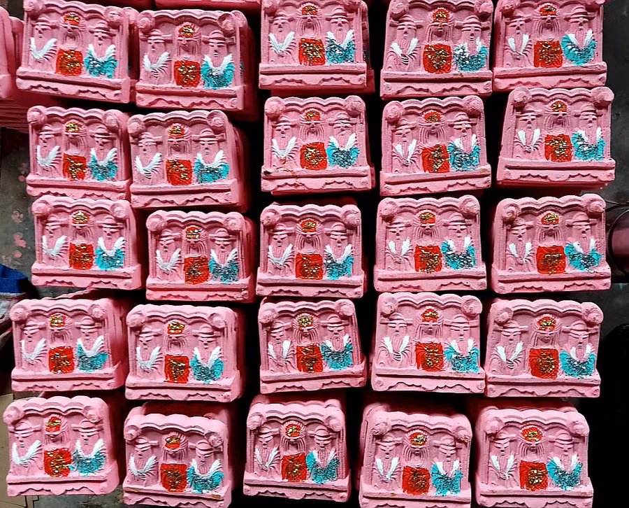 Những bức tượng sặc sỡ sau khi được tô vẽ