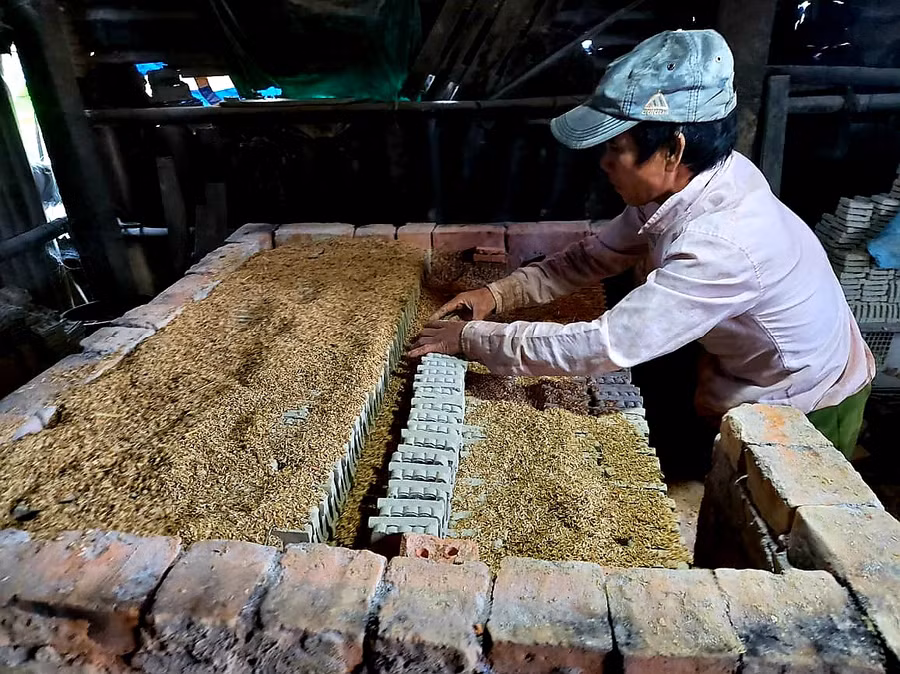 Chị Hoà đang vẽ màu rồi rắc bột kim tuyến cho các bức tượng thêm bắt mắt để hơn