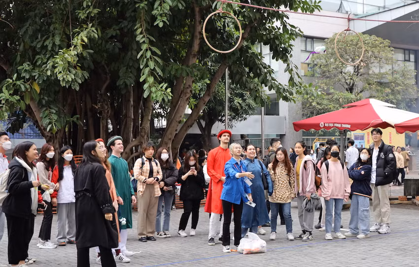 Sinh viên cùng chơi ném còn.