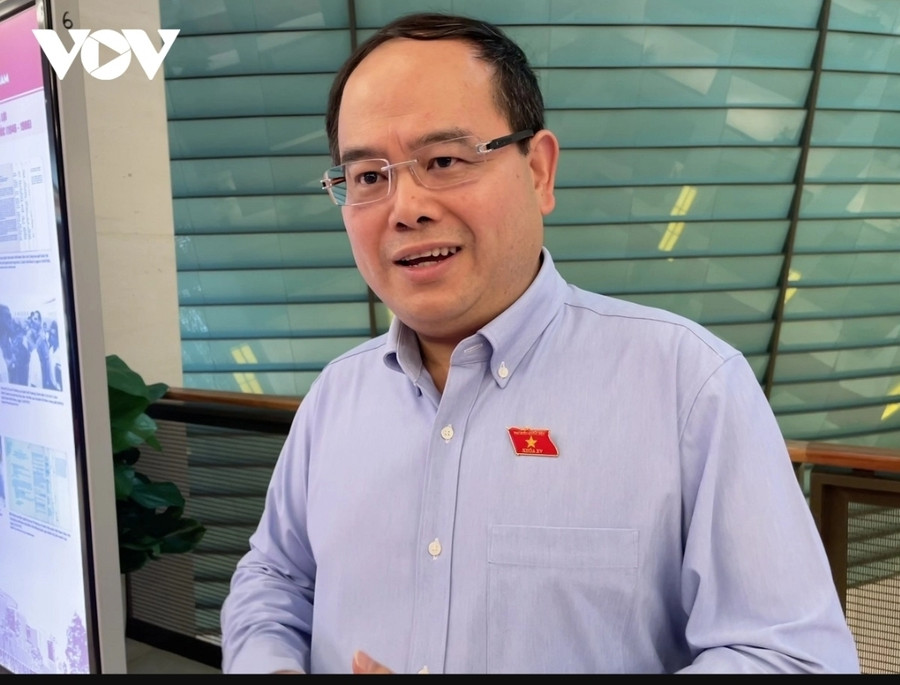 ĐB Quản Minh Cường trao đổi với phóng viên bên lề hành lang kỳ họp thứ 5, QH khóa XV