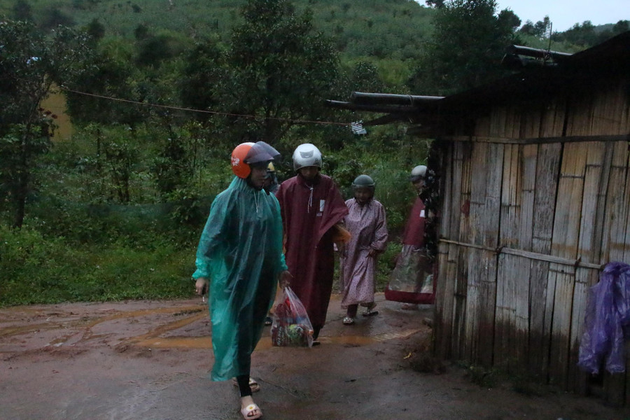 Giáo viên trường Tiểu học xã Đăk Hà đến nhà vận động học sinh ra lớp. Giáo viên trường Tiểu học xã Đăk Hà đến nhà vận động học sinh ra lớp.