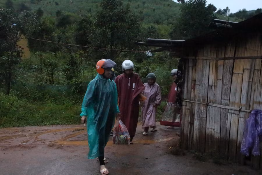 Giáo viên trường Tiểu học xã Đăk Hà đến nhà vận động học sinh ra lớp.