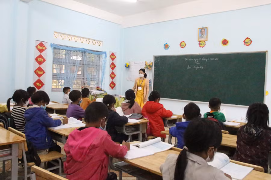 Giáo viên vùng khó luôn cố gắng tuyên truyền, vận động học sinh đi học đủ đầy.
