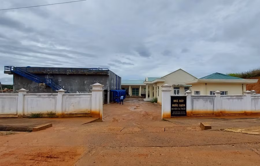 Nhà máy nước sạch qua nhiều năm vẫn chưa thể hoạt động, cấp nước cho người dân.