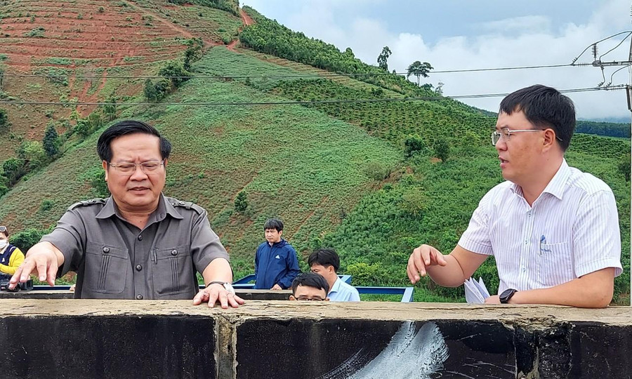 Ông Lê Ngọc Tuấn, Chủ tịch UBND tỉnh Kon Tum (bìa trái) kiểm tra dự án nước sạch huyện Sa Thầy.