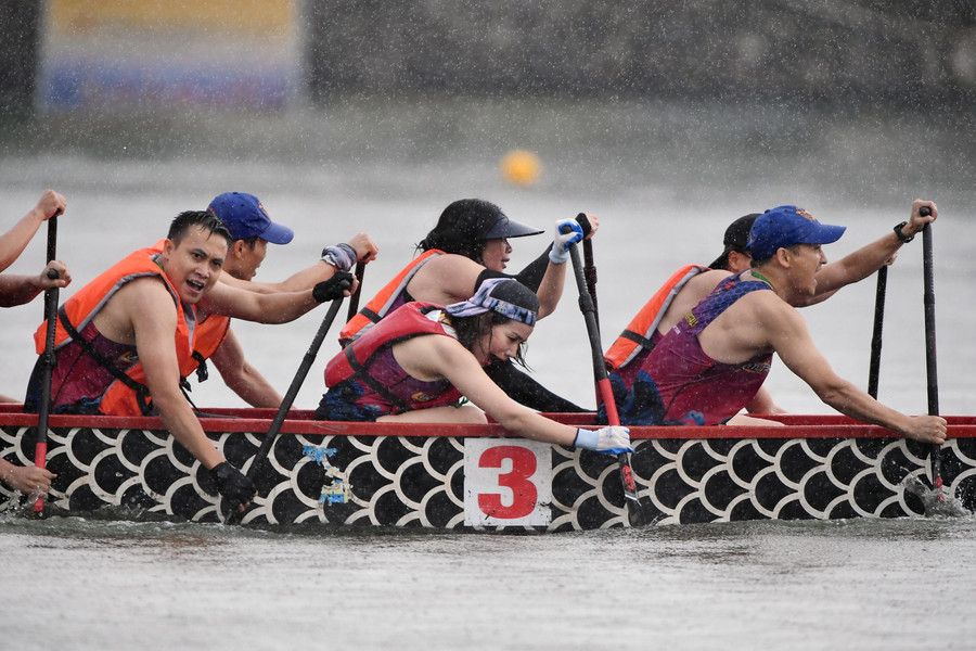 Trời đổ mưa khá lớn tăng thêm thách thức cho các tay chèo.
