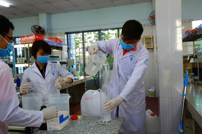 Trường Đại học Lạc Hồng đã bào chế và cho ra đời 2 dòng sản phẩm là nước xịt rửa tay nano bạc và Nước rửa tay khô nano bạc có công dụng sát trùng, phòng nhiễm Covid-19 Trường Đại học Lạc Hồng đã bào chế và cho ra đời 2 dòng sản phẩm là nước xịt rửa tay nano bạc và Nước rửa tay khô nano bạc có công dụng sát trùng, phòng nhiễm Covid-19