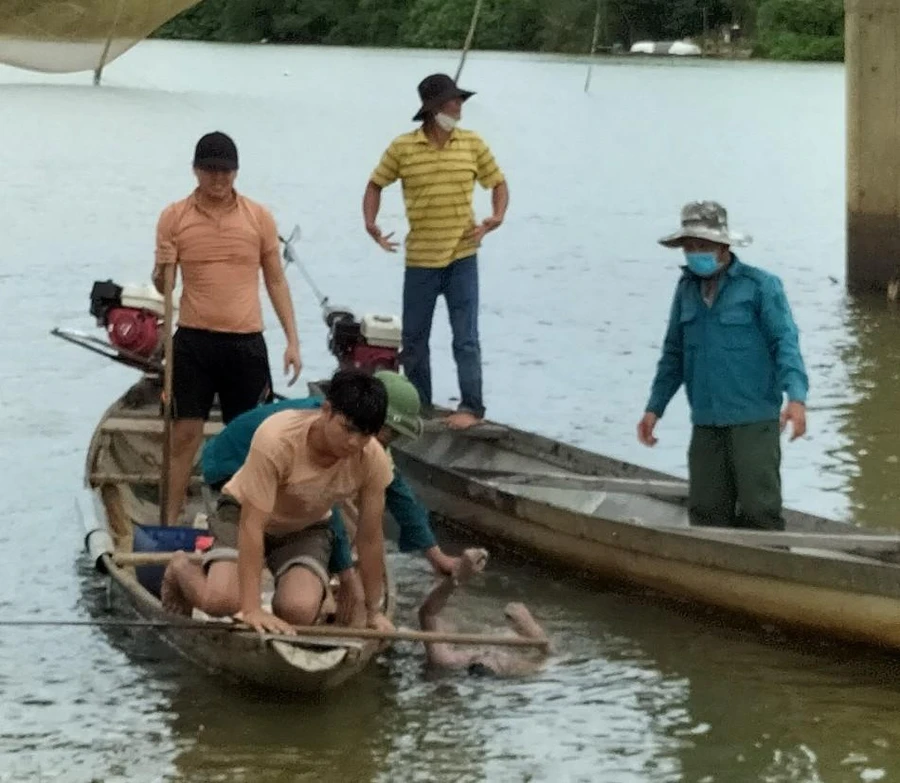 Sau một ngày đêm tìm kiếm, lực lượng chức năng đã phát hiện thi thể nam thanh niên.