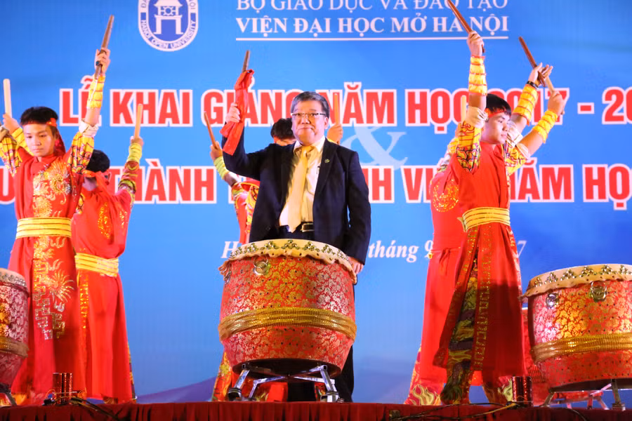 Viện trưởng Trương Tiến Tùng đánh trống khai trường