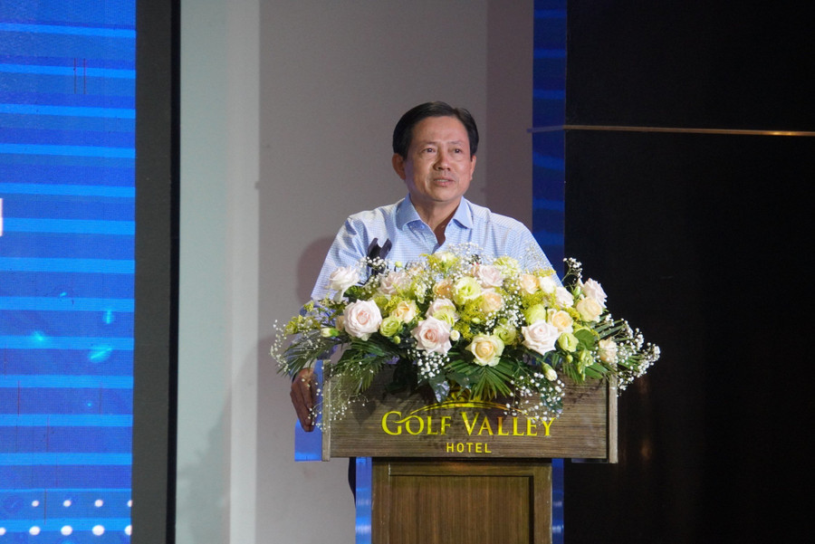 Ông Nguyễn Văn Phong, Phó Giám đốc Sở GD&amp;ĐT Bình Dương báo cáo tại Hội thảo. (Ảnh: TT)