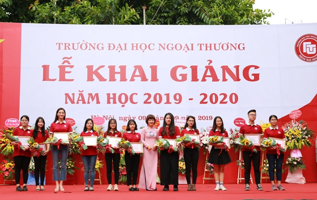 Khen thưởng các sinh viên có thành tích cao