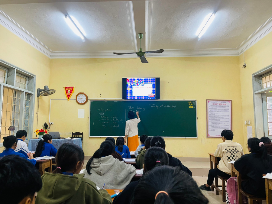 Học sinh Trường Phổ thông dân tộc nội trú tỉnh Quảng Trị học tập môn Tiếng Anh.