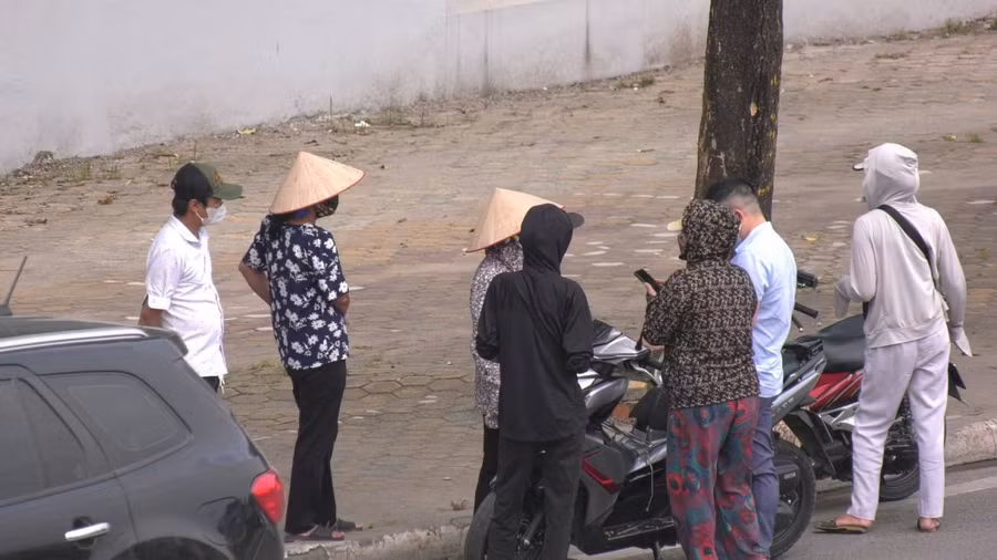 Sau khi U23 Việt Nam giành chiến thắng 1-0 tiến vào chơi trận chung kết, rất nhanh chóng giá vé đã tăng lên 5-6 triệu đồng/cặp cho loại vé mệnh giá 600.000 đồng/chiếc và 8-10 triệu đồng/cặp cho vé mệnh giá 1.000.000 đồng/cặp, tức tăng 8-10 lần. Còn vé mời ở khán đài A được đẩy lên 18 triệu đồng/cặp.