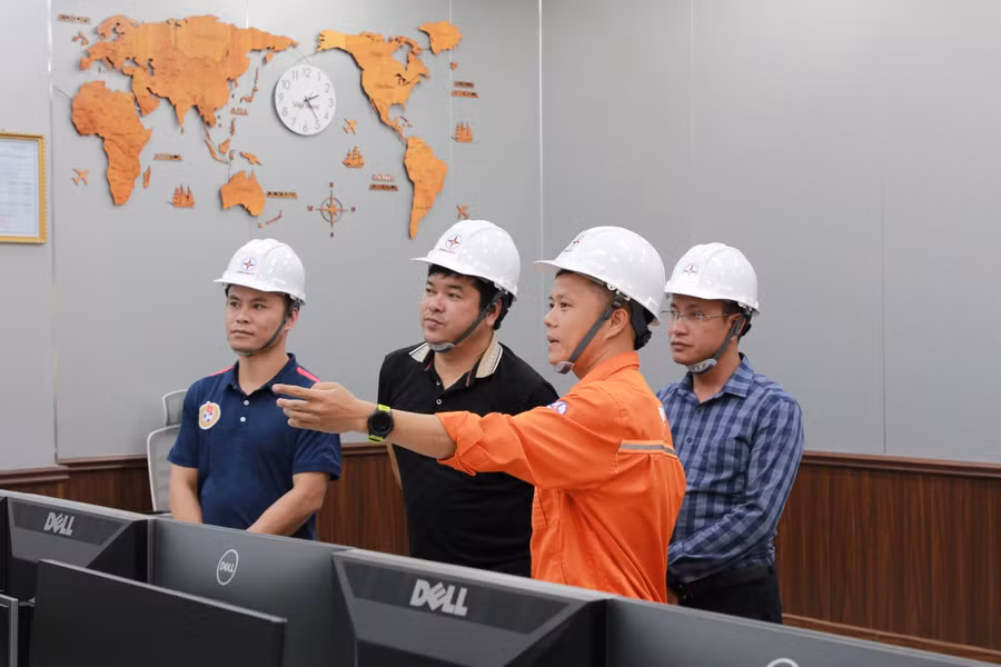 Phóng viên báo GD&amp;TĐ được cán bộ cán bộ Công ty Thủy điện Đồng Nai giới thiệu công tác điều hành, giám sát các tổ máy máy phát điện.