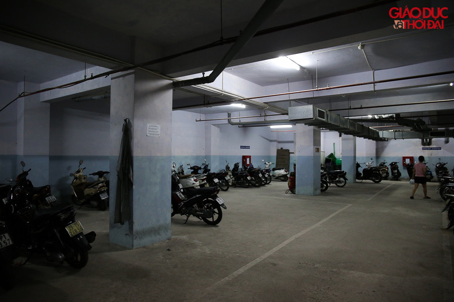 Hầm trông xe của chung cư giờ chỉ còn thưa thớt vài chục xe.