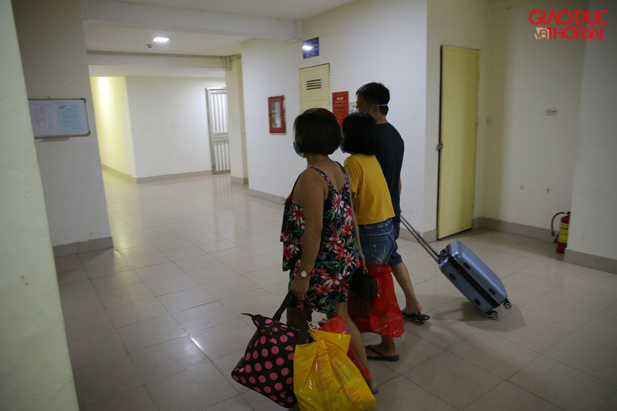 Gia đình anh Minh Anh xếp đồ đi du lịch vài ngày. Anh cho biết, gia đình đã chuyển ra ở trọ tại một điểm khác từ sau vụ cháy, với giá thuê là 600 ngàn đồng/1 ngày. Cuối tuần gia đình quyết định đi du lịch vừa là tránh vừa để cho tư tưởng thoải mái hơn.