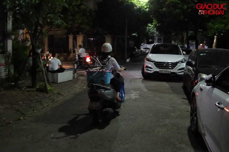 Phía bên dưới, thỉnh thoảng lại thấy một vài xe chở những đồ dùng gia đình đi.