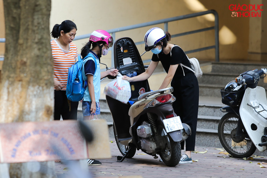 Còn rất ít gia đình vẫn còn sống tại nơi đây, cho dù hôm nay đã gần 10 ngày sau vụ cháy, nhưng vẫn có người bắt đầu chuyển đi.