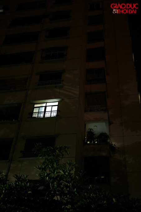 Cả một dãy các căn hộ, chỉ có nguyên một nhà còn bám trụ lại.