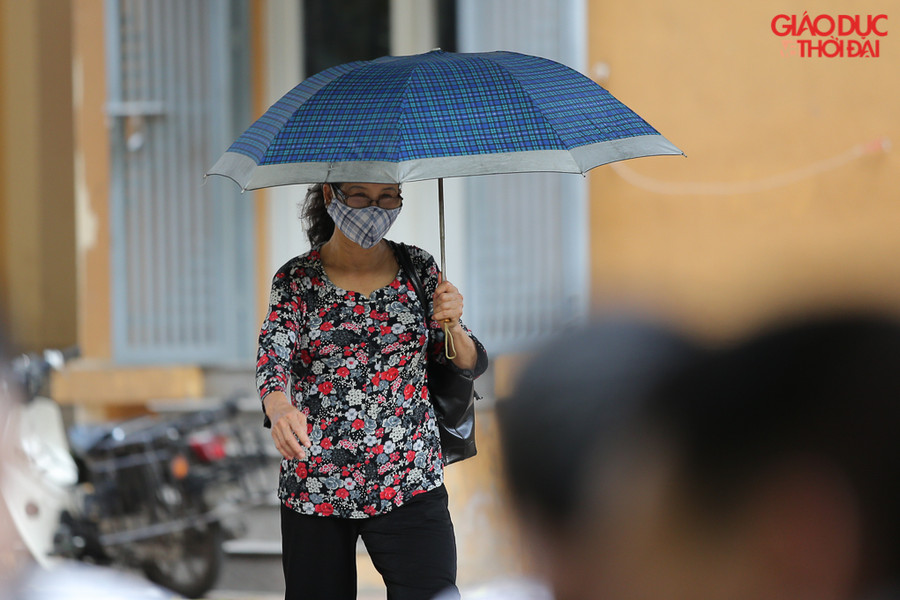 Với những người còn ở lại, chiếc khẩu trang là vật dụng không thể thiếu khi bước ra khỏi nhà.