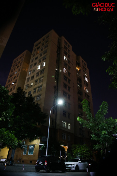 Đến tối, chỉ còn một vài hộ gia đình vẫn ở lại là sáng đèn.