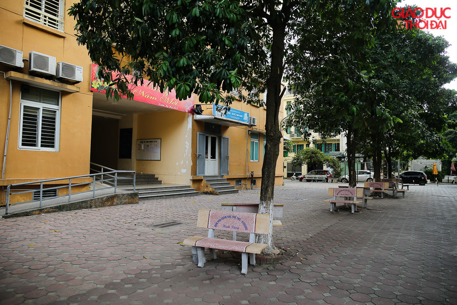 Cho dù vào khoảng thời gian 16-17h, nhưng phía dưới sân chung cư không một bóng người.