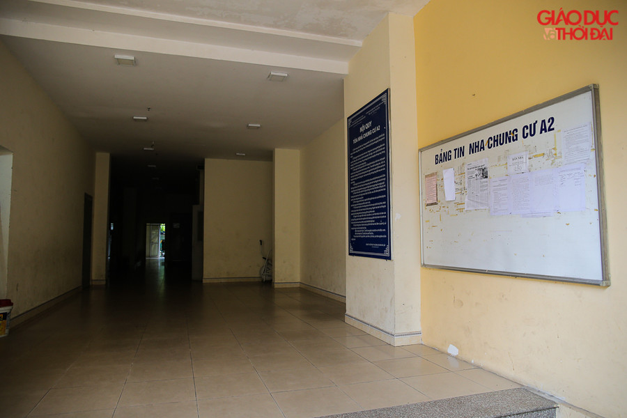 Sảnh của chung cư những ngày gần đây hiếm khi thấy có bóng người qua lại.