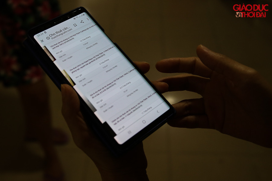 Trong khi đó, một số người vẫn đang cố gắng tìm nhà trọ để ở tầm 2-3 tháng. Nhưng thời điểm hiện tại để tìm một căn nhà cho cả gia đình sinh sống trong một thời gian ngắn thì mức giá rất cao, từ 8-10 triệu đồng/1 tháng.