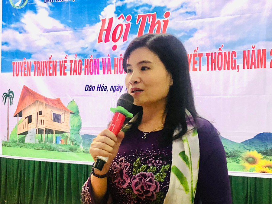 Bà Nguyễn Thị Lài – Phó trưởng ban Dân tộc tỉnh truyền thông điệp phòng chống tảo hôn và hôn nhân cận huyết tại xã biên giới Dân Hóa. Bà Nguyễn Thị Lài – Phó trưởng ban Dân tộc tỉnh truyền thông điệp phòng chống tảo hôn và hôn nhân cận huyết tại xã biên giới Dân Hóa.