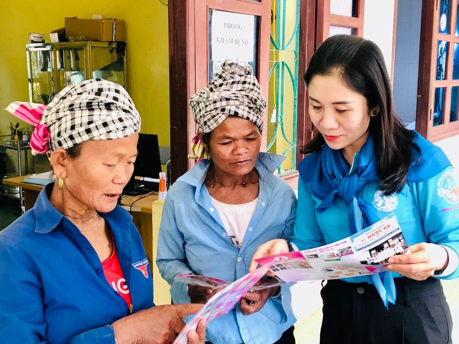 Hội LHPN huyện Minh Hóa tích cực tuyên truyền nâng cao nhận thức cho phụ nữ dân tộc thiểu số về phòng chống tảo hôn và hôn nhân cận huyết thống. Hội LHPN huyện Minh Hóa tích cực tuyên truyền nâng cao nhận thức cho phụ nữ dân tộc thiểu số về phòng chống tảo hôn và hôn nhân cận huyết thống.