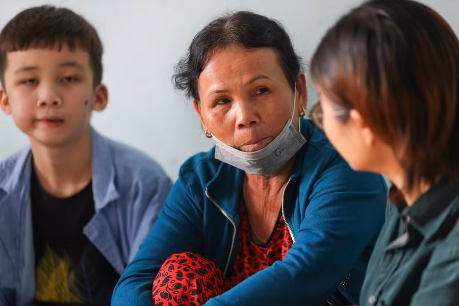 Sau biến cố xảy ra với người cháu, bà Lê Thị Thu Lập (thím của Duy) nói rằng sẽ động viên để Duy có thể quay trở lại trường học tập cho bằng chúng bạn. Ảnh: Phạm Chiểu