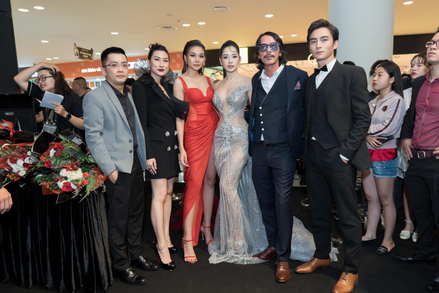 Nhà sản xuất Will Vũ (ngoài cùng bên trái) cùng ê-kíp phim Chị Chị Em Em