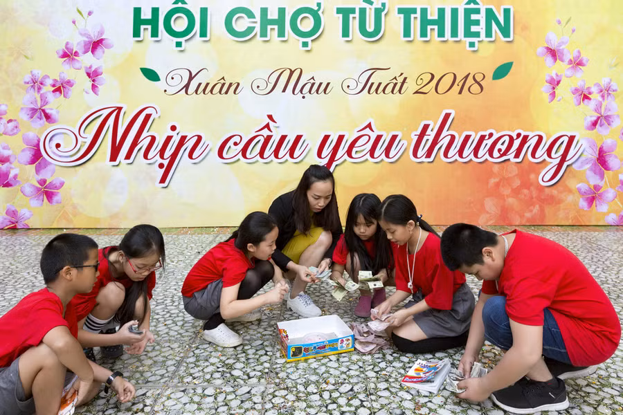 Các em học sinh "đập lợn" quyên góp xây dựng cầu bắc qua suối Ngòi Đuôi