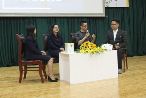 Nguyễn Ngọc Minh (thứ hai từ phải sang) giao lưu với MC và các bệnh nhân tại Bệnh viện K Hà Nội