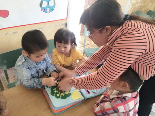 Cô Nga luôn ân cần, hướng dẫn tỉ mỉ cho các em