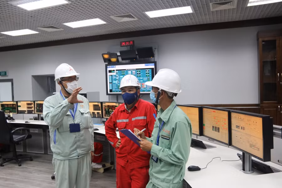 Người lao động trước khi tham gia vào các vị trí trực của dây chuyền sản xuất đều có sự giám sát của trưởng ca, trưởng kíp về công tác an toàn, nhất là chấp hành quy định "5k" về phòng chống dịch