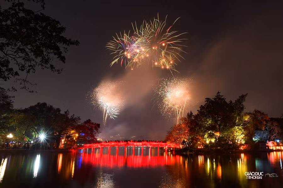 Kết thúc 15 phút pháo hoa, vô vàn những lời chúc mừng năm mới nhau được người dân Thủ đô trao tới nhau.