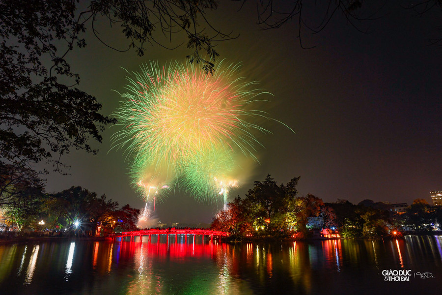 Hồ Hoàn Kiếm lung linh hơn trong những màn pháo hoa chào đón năm mới. Hồ Hoàn Kiếm lung linh hơn trong những màn pháo hoa chào đón năm mới.
