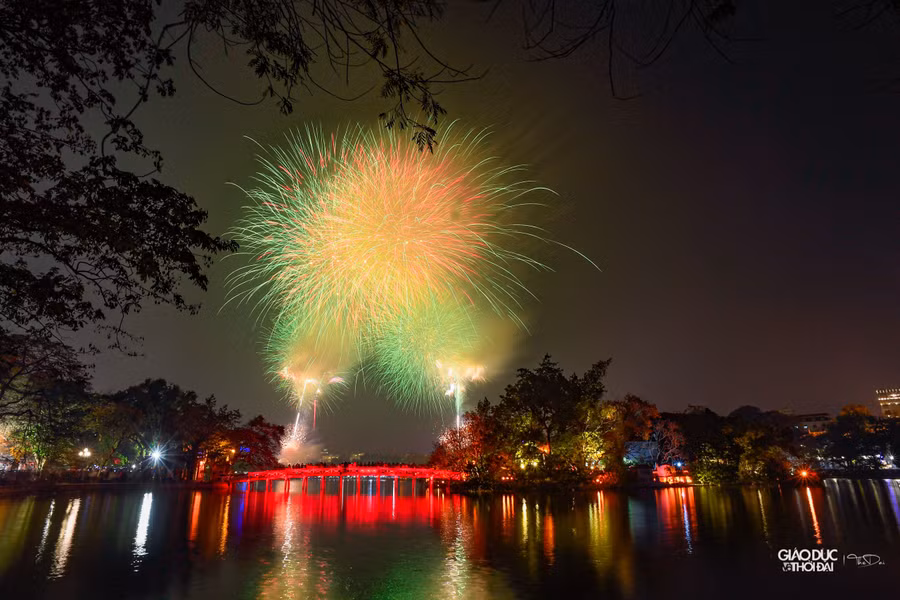 Hồ Hoàn Kiếm lung linh hơn trong những màn pháo hoa chào đón năm mới.