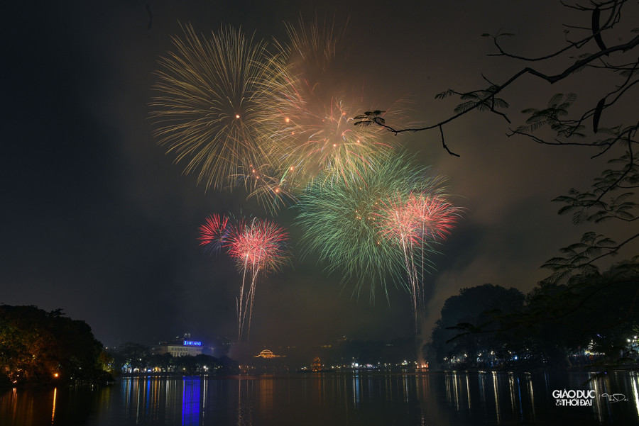Nhưng điều đó không ảnh hưởng quá nhiều bởi người dân đã phải chờ đợi rất lâu để lại được hưởng cảm giác cùng nhau xem màn pháo hoa chào đón năm mới. Nhưng điều đó không ảnh hưởng quá nhiều bởi người dân đã phải chờ đợi rất lâu để lại được hưởng cảm giác cùng nhau xem màn pháo hoa chào đón năm mới.