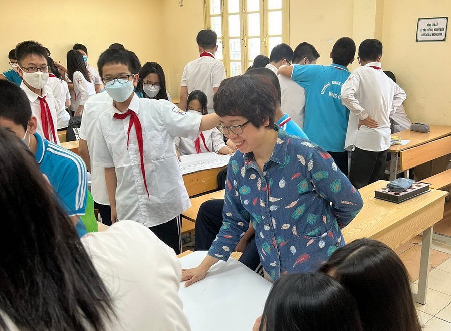 Bà Phan Thị Lan Hương trong giờ ngoại khóa của học sinh lớp 7 Trường THCS Đống Đa (Hà Nội)