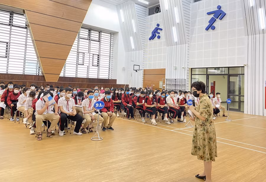 Bà Phan Thị Lan Hương tham dự buổi giáo dục chuyên đề kỹ năng sống cho sinh Trường THCS Lê Quý Đôn (Long Biên, Hà Nội)