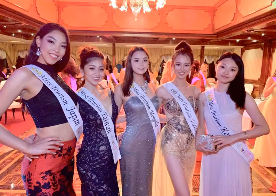 Lan Anh (thứ 2 bên phải sang) tại các hoạt động trong cuộc thi Hoa hậu du lịch Thế giới 2019