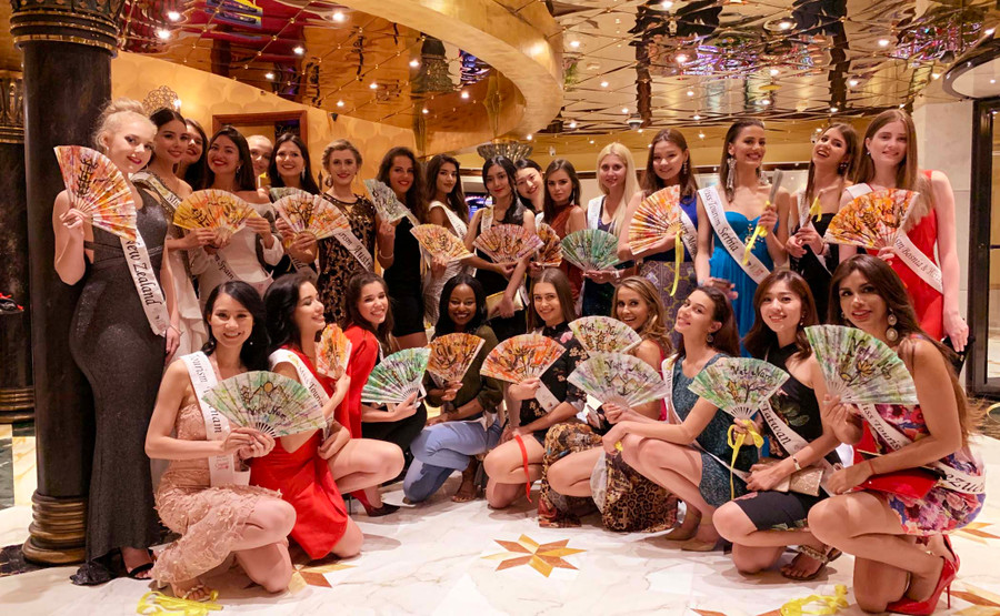 Quạt giấy Việt Nam do chính Lan Anh vẽ họa tiết được bạn bè thế giới đón nhận Quạt giấy Việt Nam do chính Lan Anh vẽ họa tiết được bạn bè thế giới đón nhận