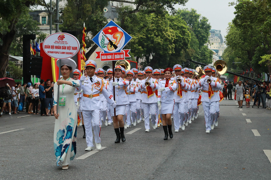Chủ nhà Việt Nam có 2 đoàn nhạc với 238 nhạc công, nghệ sĩ, trong đó đoàn nhạc Bộ Công an có 127 người. Đoàn nhạc của Bộ Quốc phòng có 110 người. Nghi lễ diễu hành của lực lượng Cảnh sát Việt Nam.