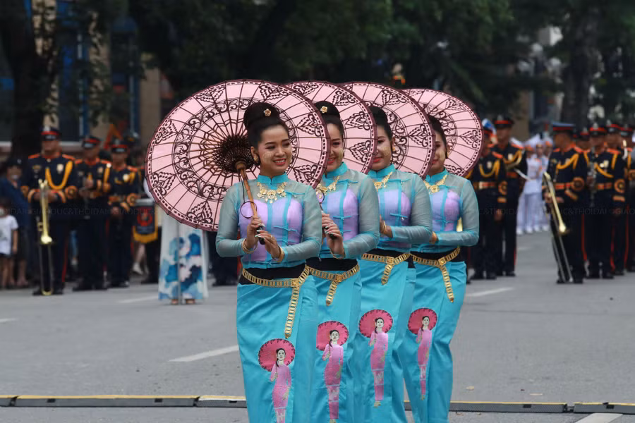 Các nữ vũ công cảnh sát đến từ Myanmar.