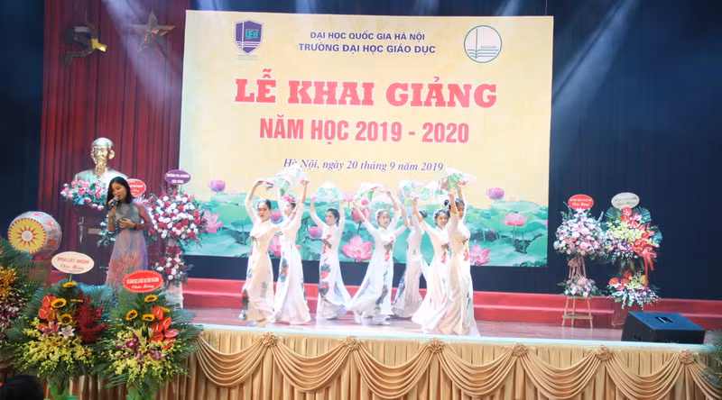 Văn nghệ chào mừng.