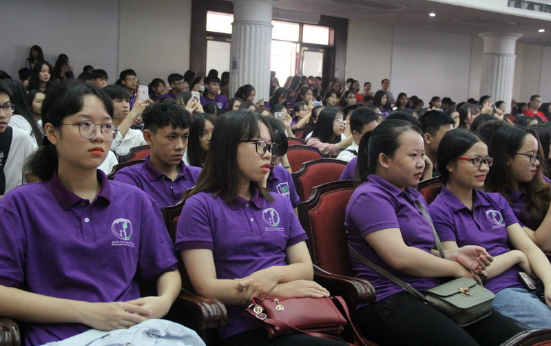 Sinh viên Trường Đại học Giáo dục tham dự lễ khai giảng. Sinh viên Trường Đại học Giáo dục tham dự lễ khai giảng.