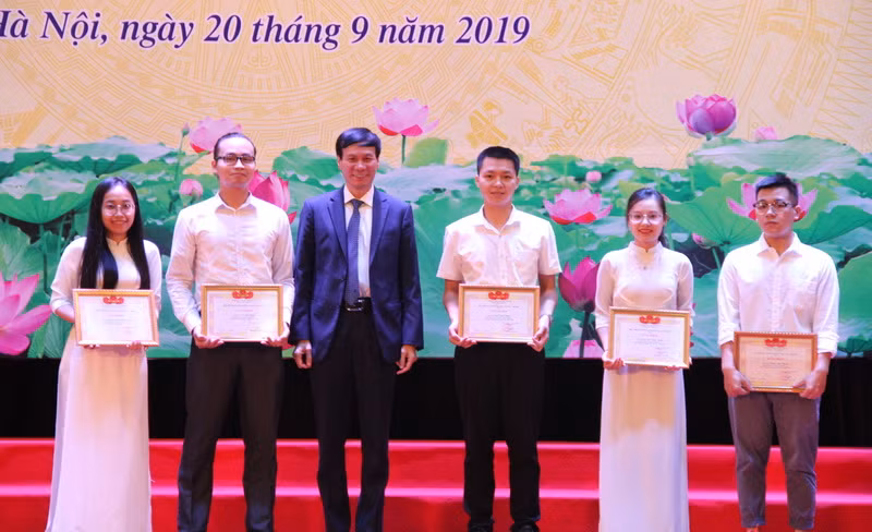 GS.TS. Nguyễn Quý Thanh - Hiệu trưởng biểu dương, khen thưởng tân sinh viên xuất sắc.