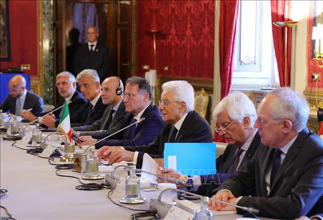 Tổng thống Cộng hòa Italy Sergio Mattarella và các quan chức Italy tại buổi hội đàm. Ảnh: Thống Nhất/TTXVN Tổng thống Cộng hòa Italy Sergio Mattarella và các quan chức Italy tại buổi hội đàm. Ảnh: Thống Nhất/TTXVN